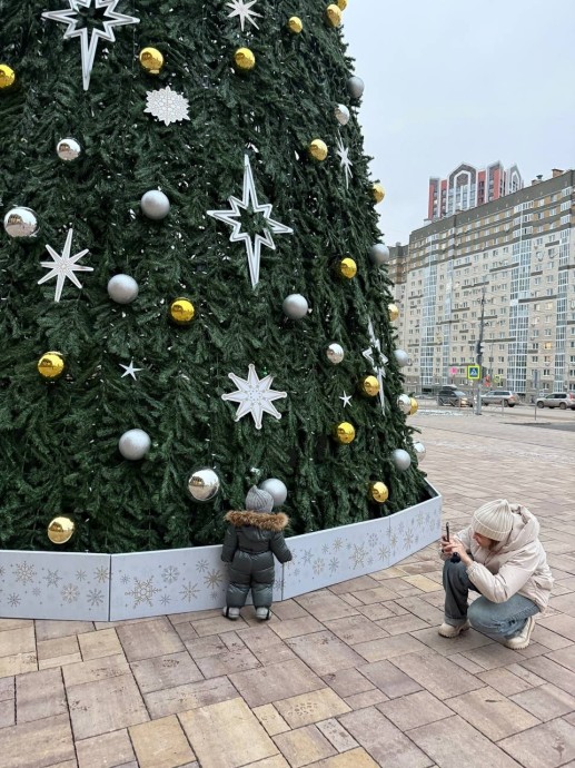 У Дворца борьбы в Уфе установили праздничную ёлку У Дворца борьбы в Уфе установили праздничную ёлку