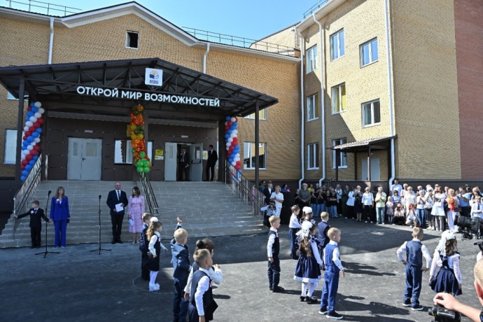В День знаний Михаил Мишустин посетил новую школу в Калужской области