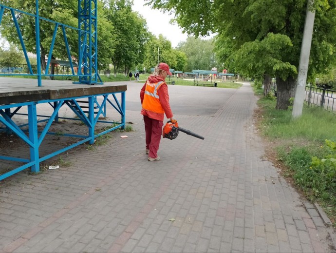 Курские службы продолжают уборку общественных пространств