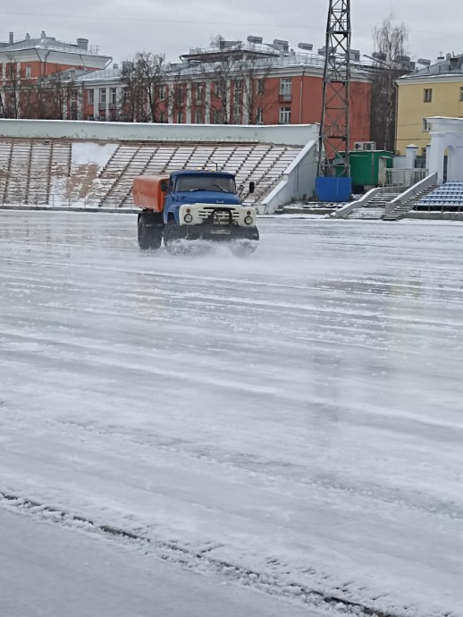 На стадионе «Динамо» начали заливать каток На стадионе «Динамо» начали заливать каток