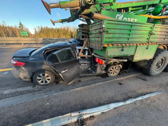 В Маловишерском округе водитель легкового авто врезался в грузовик