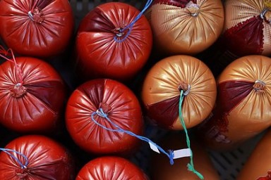 В продаваемой в «Светофоре» колбасе нашли мясной клей