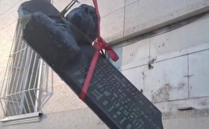 Со здания областного суда в Южно-Сахалинске сняли барельеф Павла Леонова