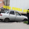 В центре Пензы в яму на дороге провалился автомобиль