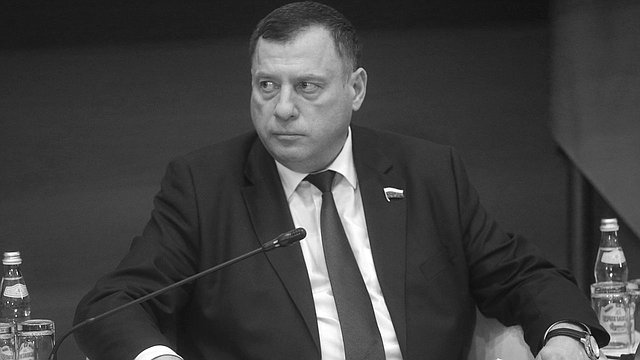 Депутаты почтили минутой молчания память Юрия Николаевича Швыткина