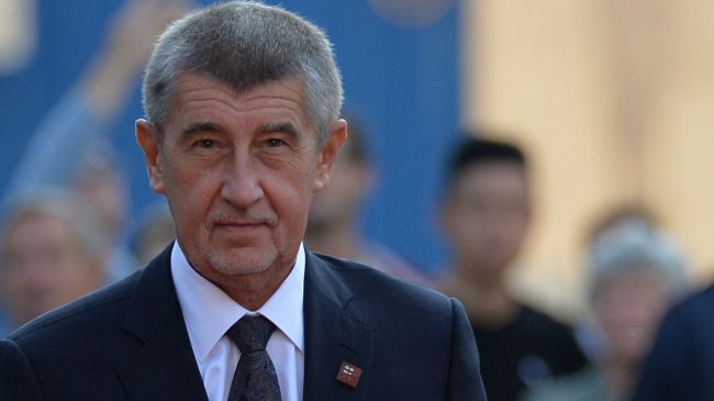 Премьер Чехии отказался обсуждать с президентом Франции Украину