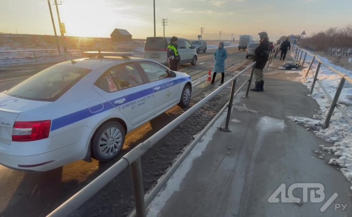 Кадры с места смертельного ДТП в Южно-Сахалинске: на месте работают оперативные службы Кадры с места смертельного ДТП в Южно-Сахалинске: на месте работают оперативные службы