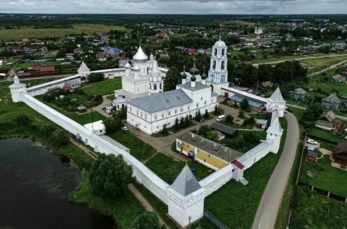 В Переславле-Залесском загорелось здание на территории Никитского монастыря В Переславле-Залесском загорелось здание на территории Никитского монастыря