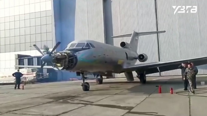 Двигатель ВК-800 для малой авиации установили для испытаний на летающую лабораторию Як-40