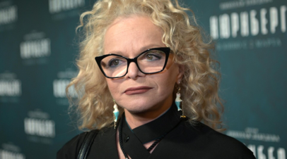 Охрана заблокировала вход во двор дома, где находится квартира Долиной