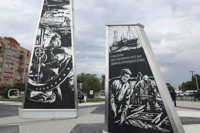 В Астрахани при поддержке «ЛУКОЙЛа» открыли стелу «Город трудовой доблести»