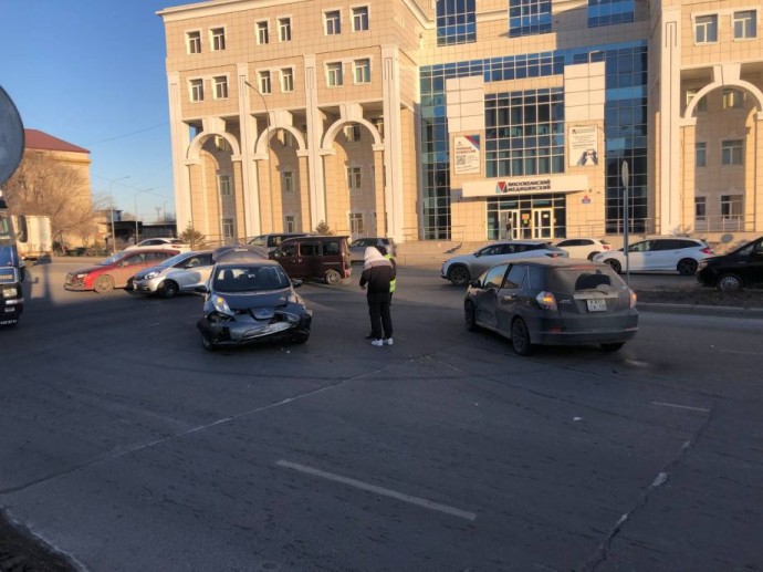 Центр города колом: во Владивостоке две иномарки устроили погром на дороге Центр города колом: во Владивостоке две иномарки устроили погром на дороге