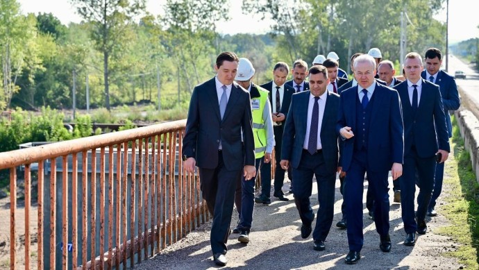 Андрей Назаров осмотрел ход строительства Бельского моста