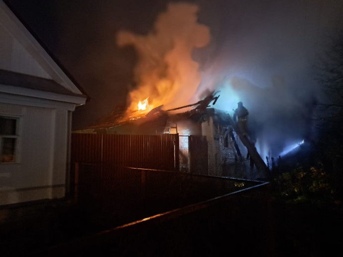 Пензенские спасатели помогли потушить пожар в Никольске Пензенские спасатели помогли потушить пожар в Никольске