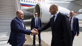 Михаил Мишустин осмотрел опытный образец модернизированного пассажирского самолёта Ил-114-300