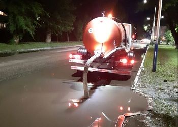 Дорожники откачивают лужи и промывают ливневую канализацию в Благовещенске