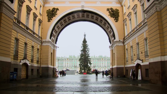 Начался обратный отсчет до Нового года: главную ёлку Северной столицы наряжают на Дворцовой площади Начался обратный отсчет до Нового года: главную ёлку Северной столицы наряжают на Дворцовой площади