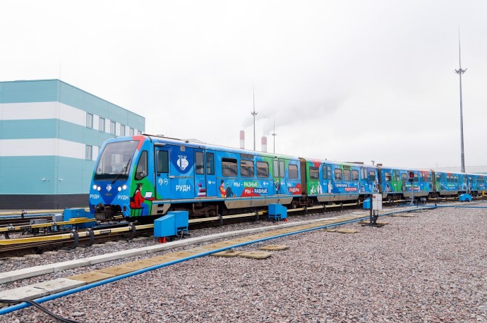 В московском метро появился тематический поезд в честь 65-летия Российского университета дружбы народов В московском метро появился тематический поезд в честь 65-летия Российского университета дружбы народов
