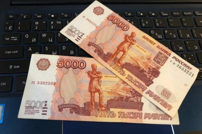 Только неработающим. Пенсионерам дадут один раз по 10 000 рублей в июне