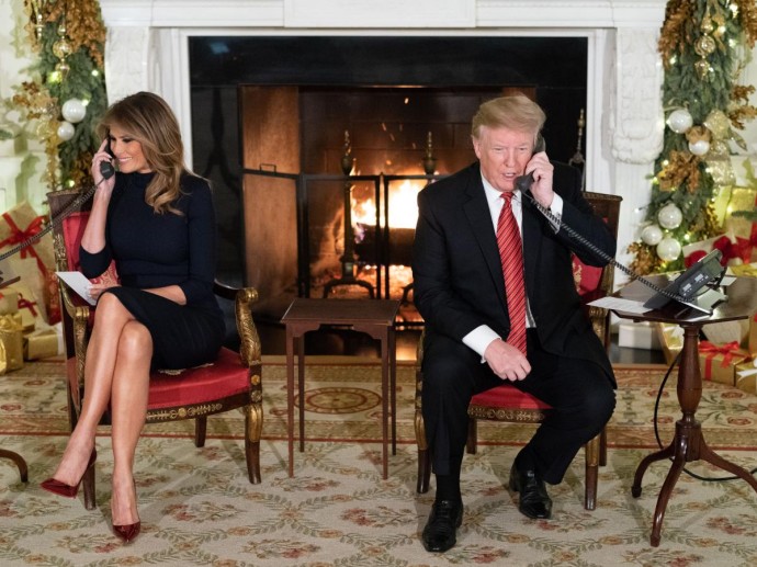 Не просто аксессуар: зачем Мелания Трамп надела фиолетовую шляпу на встречу с королевской семьей