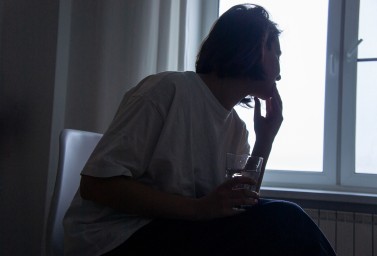 Психолог Романив: Не пытайтесь справиться с тревогой через алкоголь или сигареты