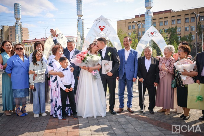 Первая торжественная регистрация брака состоялась на площади Республики