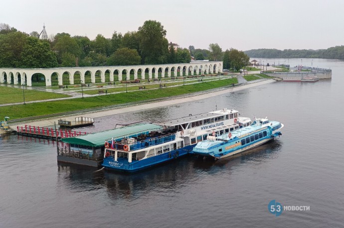У Ярославова дворища пришвартовалось скоростное судно на подводных крыльях