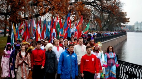 В Петропавловской крепости более полутора тысяч активистов «Молодой Гвардии Единой России» поучаствовали в шествии ко Дню народного единства