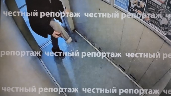 В Уфе ветеран СВО с костылями упал на скользком крыльце