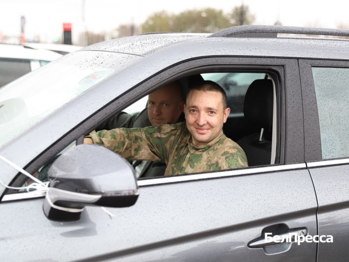 Ветеран СВО из Белгорода получил автомобиль с ручным управлением