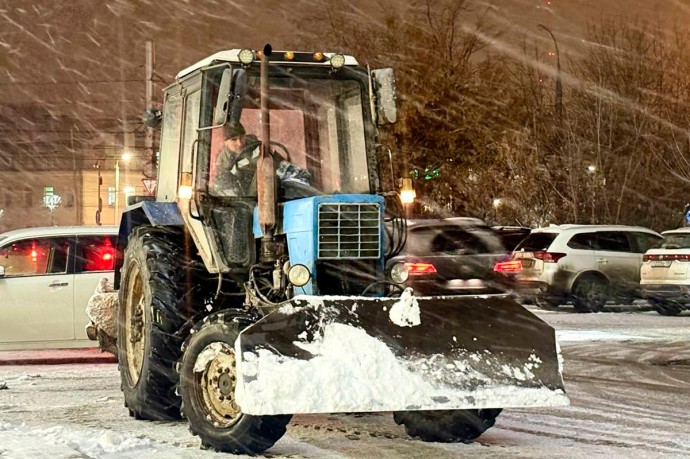Мэр Руслан Болотов: Более 100 специалистов и 15 единиц техники устраняют последствия ледяной наледи в Иркутске