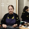 Подстригала Бородина и Гужвина, брила шею Хрущёву: парикмахер с 74-летним стажем работает в Астрахани 