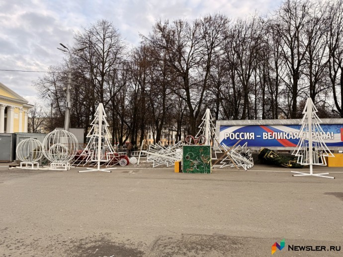 На Театралке «валяются» новогодние украшения и висит «план побега» На Театралке «валяются» новогодние украшения и висит «план побега»