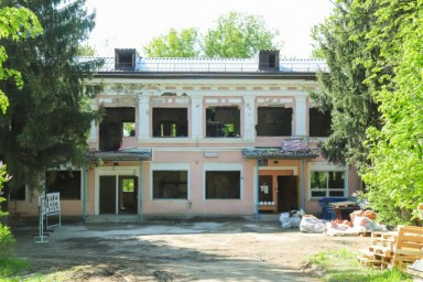Илья Беспалов проверил ход ремонта в школе на Косой горе