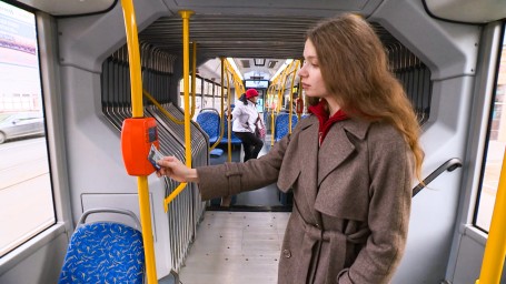 Обладатели Единой карты петербуржца продолжают экономить на проезде в наземном транспорте до 2026 года