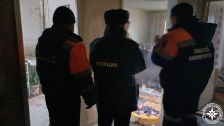 В Башкирии спасатели вывели мужчину из пожара