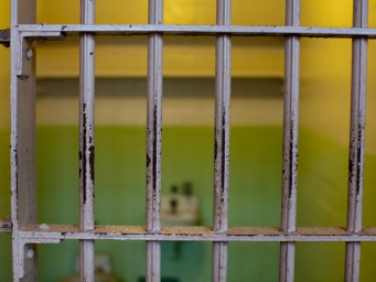 Журналист в клетке: за что держат Дениса Аллаярова из URA.RU