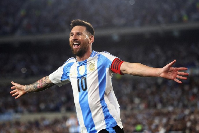 Опубликовано фото уничтоженной вандалами статуи Месси в Аргентине