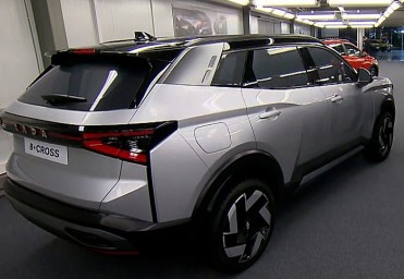 Новый кроссовер от «АвтоВАЗа» заметили на площадке ПМЭФ-2025