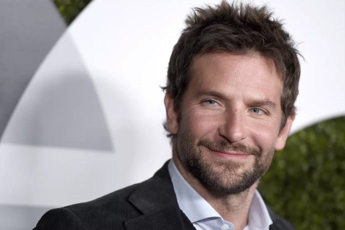 51-летний Брэдли Купер прокомментировал слухи о пластической операции