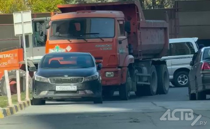 Мусоровоз в Южно-Сахалинске не смог проехать по заставленному автомобилями двору