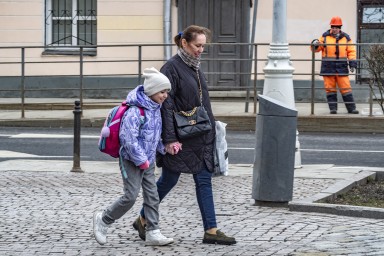 Каждый пятый родитель не отпускает ребёнка до 12 лет одного в школу