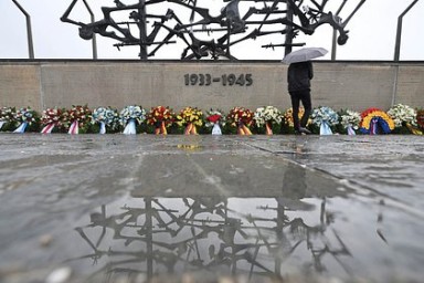 С венков у мемориала Дахау срезали российские и белорусские ленты