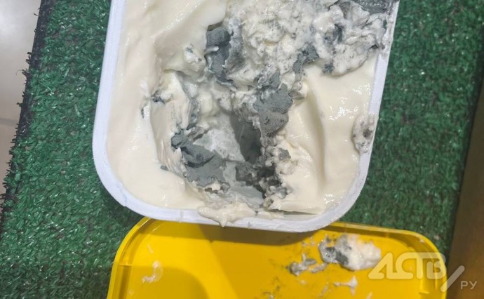 Сахалинец вскрыл купленную в супермаркете упаковку плавленого сыра и ужаснулся