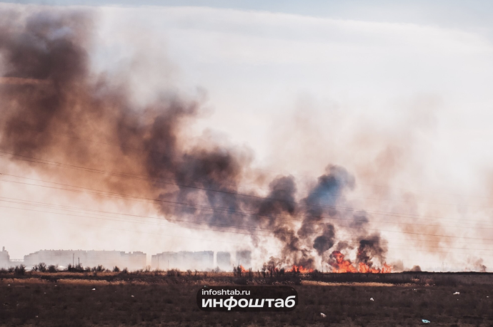 В СНТ Астрахани сгорели 4 дачных дома с хозпостройками