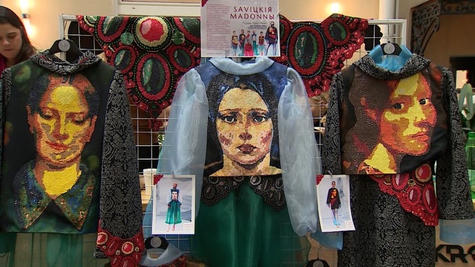 На форуме в Петербурге представили коллекции, вдохновлённые образом Деда Мороза