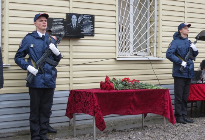 В Зуевке установили мемориальную доску ветерану МВД, погибшему в ходе СВО В Зуевке установили мемориальную доску ветерану МВД, погибшему в ходе СВО