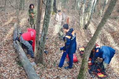 В лесу под Бахчисараем спасатели помогли женщине с травмой ноги