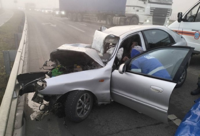 В Пензе водителя легковушки госпитализировали после столкновения с фурой