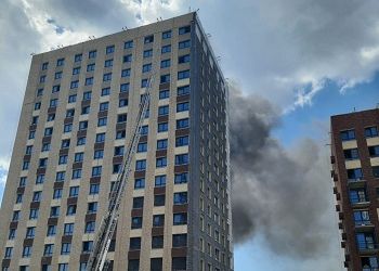 На крыше полыхал битум: в МЧС рассказали о пожаре в недостроенной высотке «Зея парка»